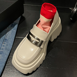 新款中性女鞋英伦风粗跟休闲鞋真皮单鞋松糕厚底漆皮鞋金属乐福鞋