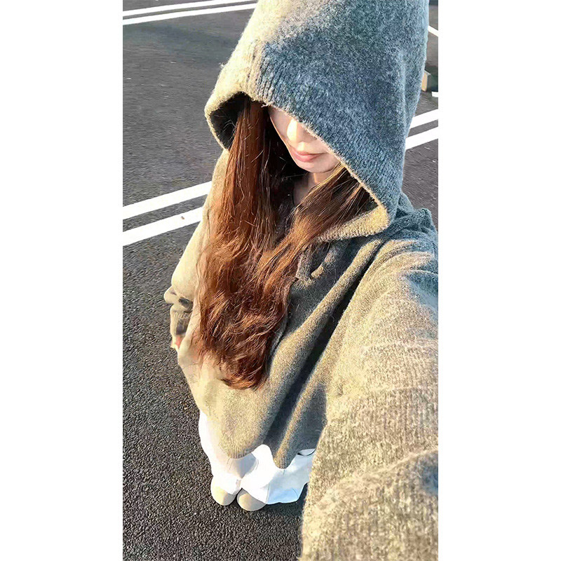 小尼力复古灰色连帽针织衫