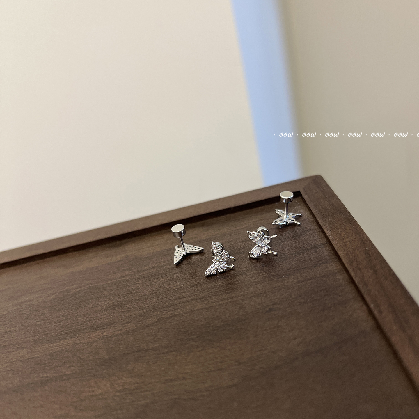 GGW 轻奢锆石蝴蝶翩翩起舞铜微镶钛钢耳钉睡觉免摘螺丝拧扣耳环