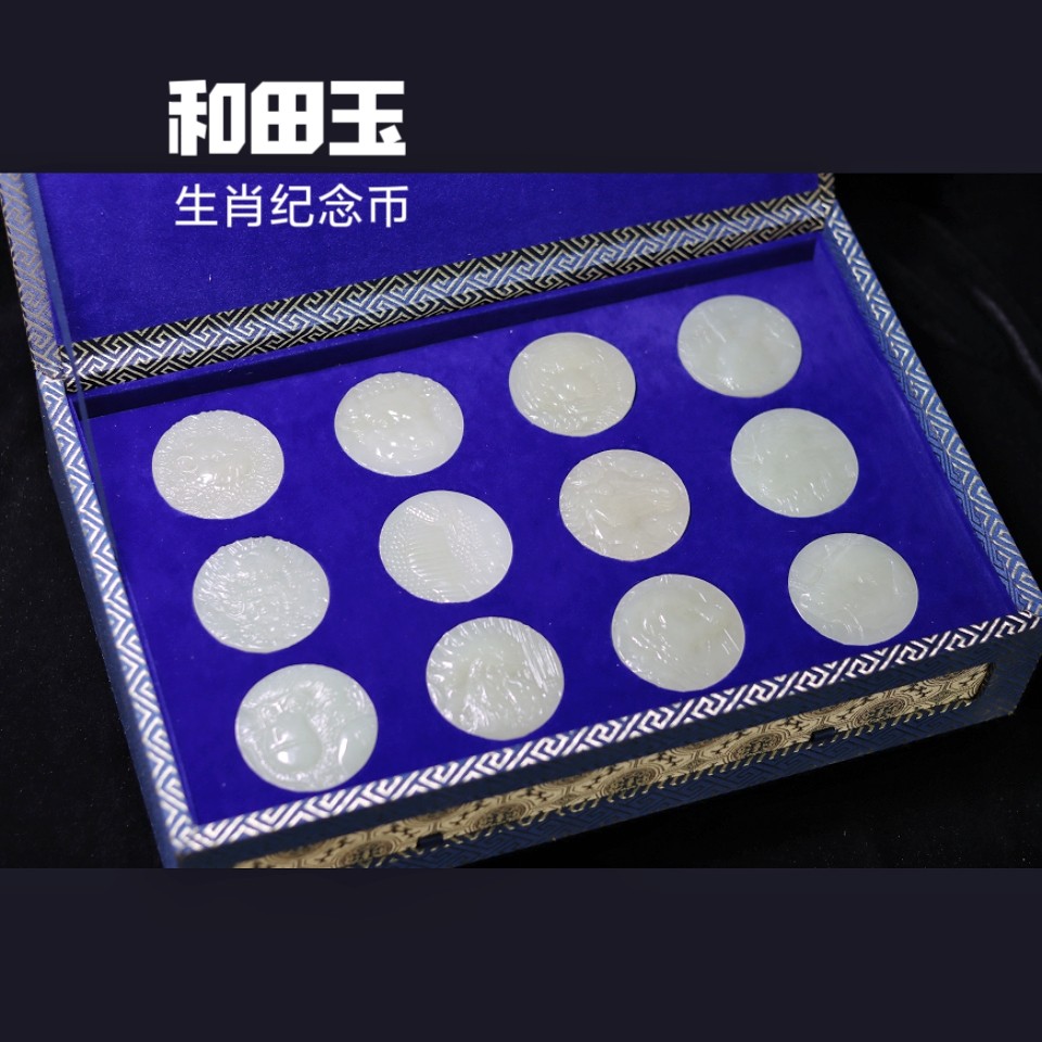 天然和田玉生肖玉佩纪念币玉质细腻精工雕刻送礼收藏佳品直播货源