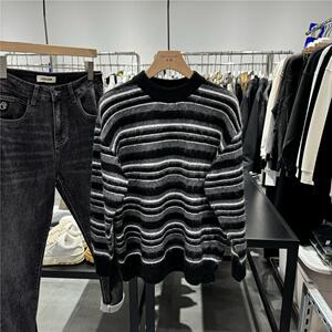 2024秋冬高级感羊毛混纺撞色条纹圆领毛衣男美式宽松慵懒风针织衫