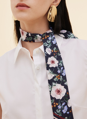 歌莉娅设计感全真丝银莲花深蓝底桑蚕丝丝巾1E8L9A140