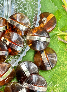 M121 21mm 仿琥珀色泽亮银纽扣 时尚与复古并行