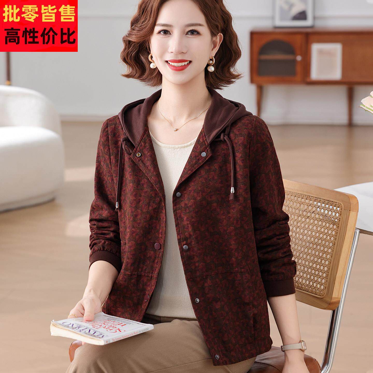 中老年妈妈洋气短款上衣外套2025秋季休闲连帽大码风衣中年人女装