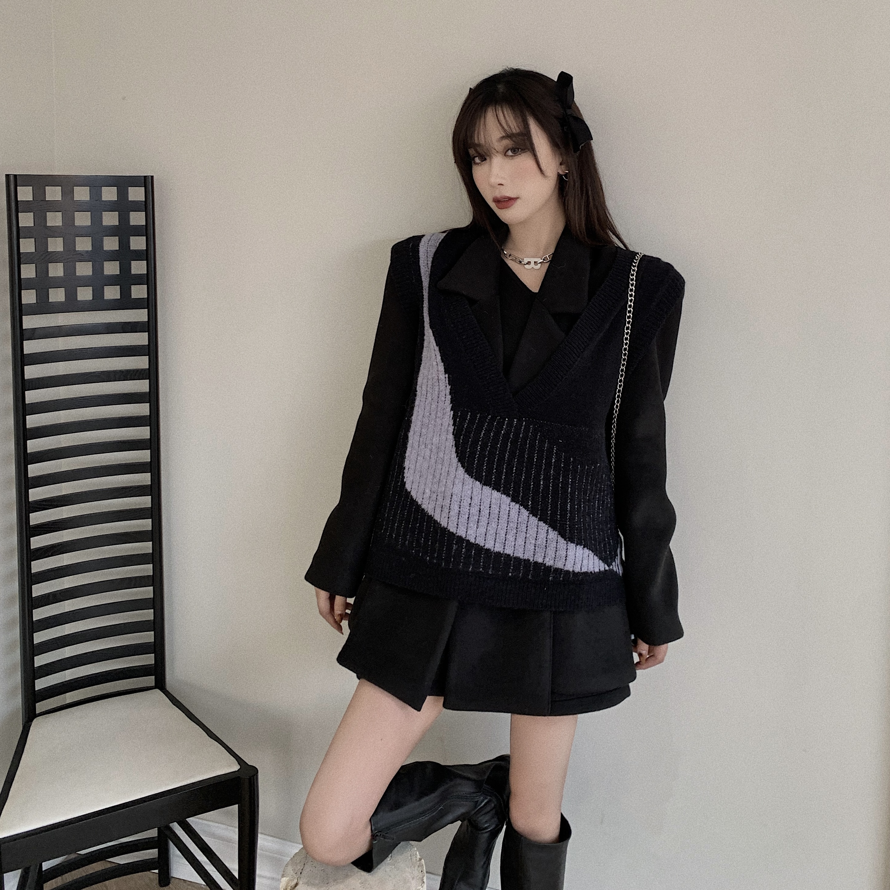 Real shot spring irregular tweed top with separate suit collar + loose shorts + V-Neck Sweater Vest