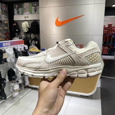 NikeZoomVomero5透气缓震网面透气百搭复古跑鞋HF1553-100SD