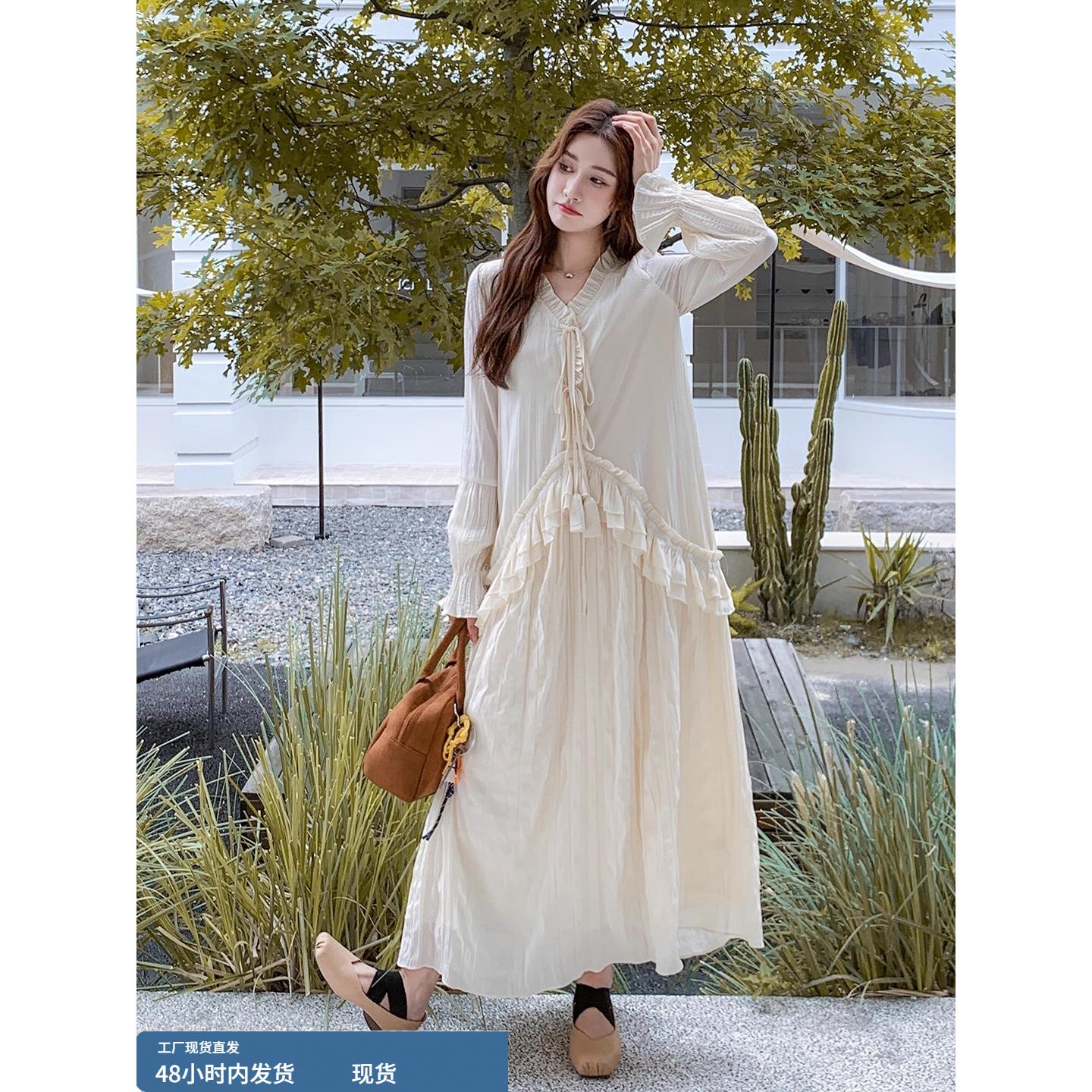 法式浪漫米白色V领连衣裙女2025年秋季新款时尚高腰减龄显瘦裙子