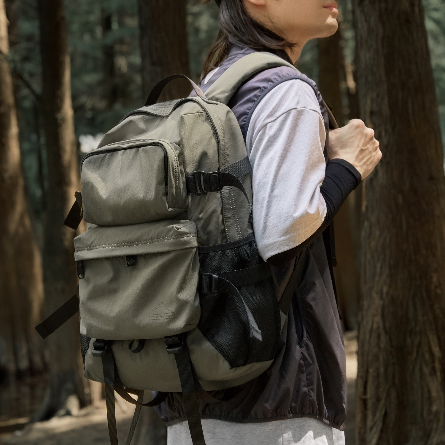 双肩包男背包旅游轻便户外登山书包初高中生大容量电脑包通勤女包