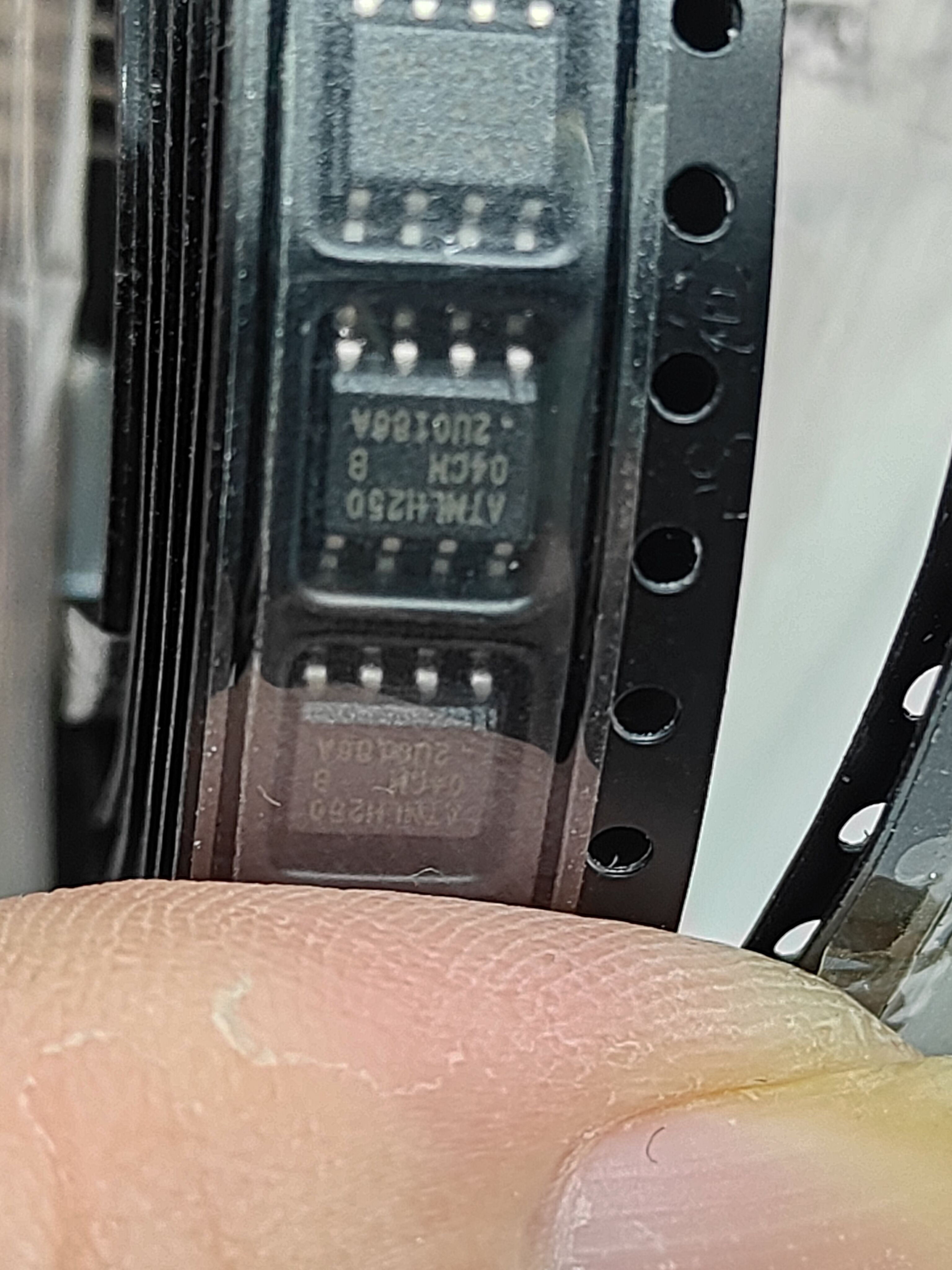 AT24C04C  丝印04C贴片的SoP-8