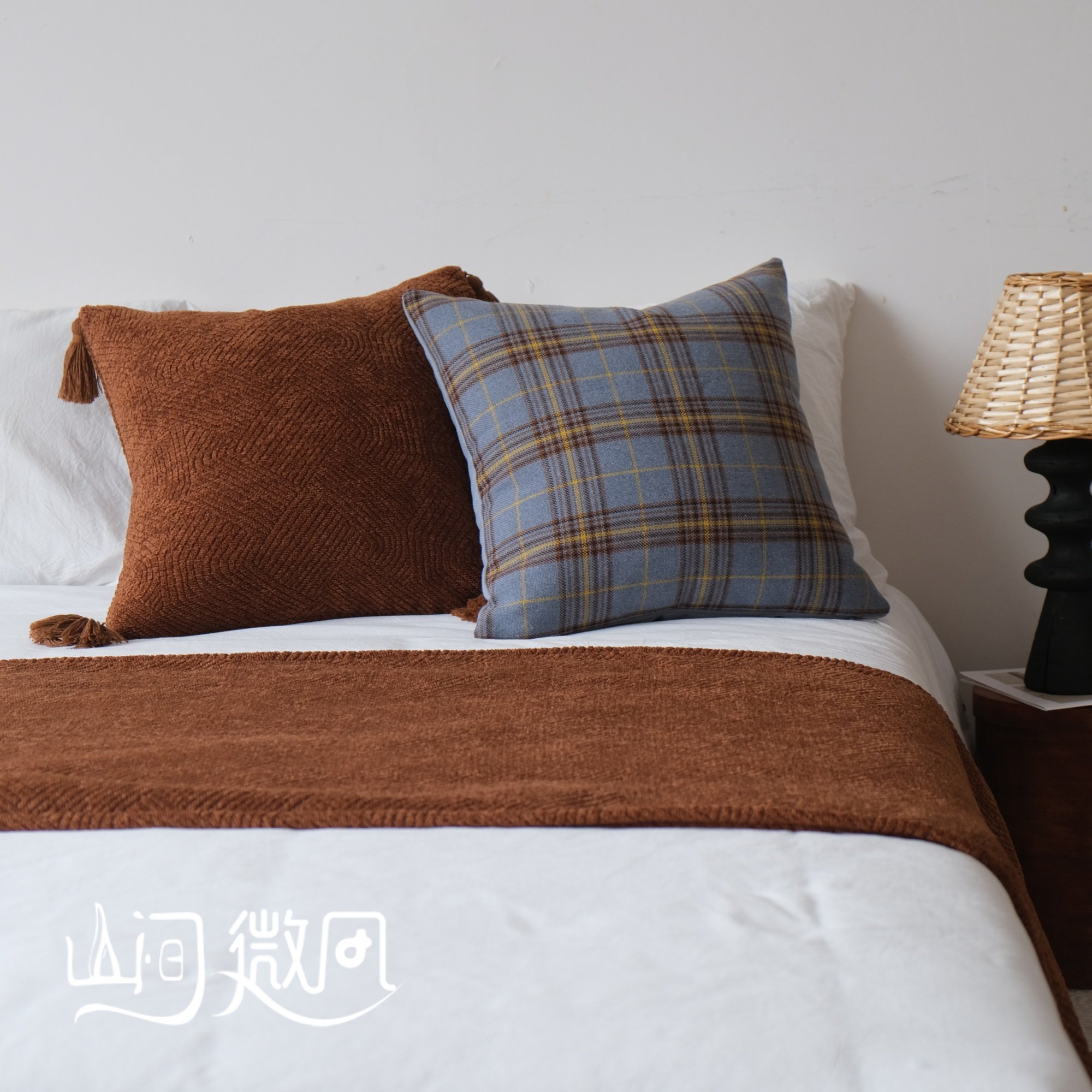 美拉德棕抱枕高级感蓝色格子靠垫法式靠包床头靠枕组合民宿酒店