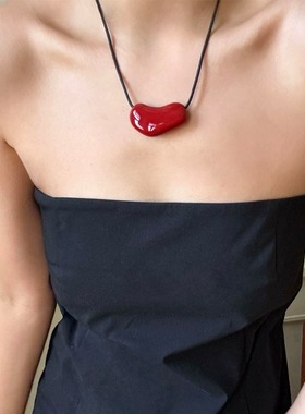 张悦串珠儿马总复古爱心珐琅项链小众设计感红色不规则桃心锁骨链