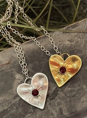 春夏新款光芒爱心项链女小众时髦气质百搭短款锁骨链