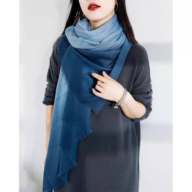 新款艺术美感渐变色薄款山羊绒围巾 四季通用保暖围脖女窄版披肩