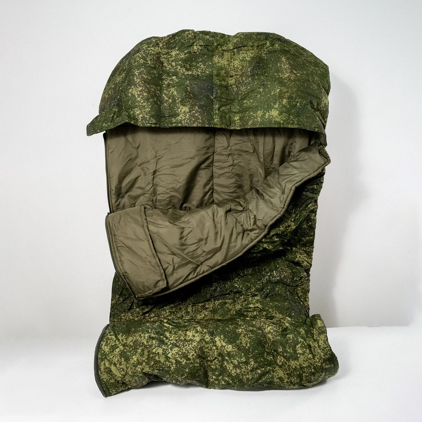 冷战时代俄军新款户外迷彩棉睡袋