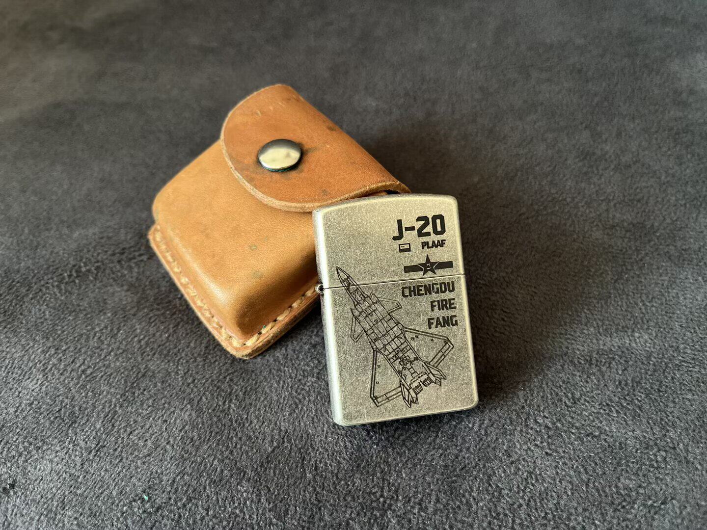 库存天空款J20隐身五代机纪念战壕煤油打火机老货57式指北针皮盒