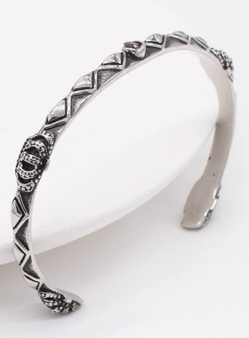 时尚钛钢手镯 欧美做旧红钻皇冠开口手镯 男女通用钛钢手镯