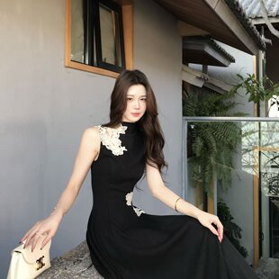 木子李的李墨上霜花早春气质氛围感镂空花朵拼接新中式黑色连衣裙