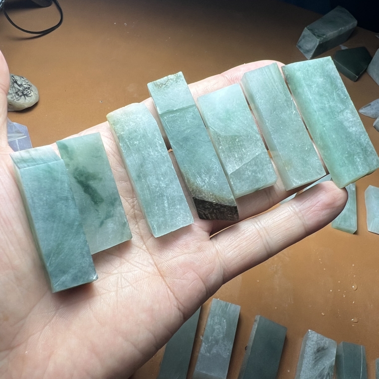 缅甸翡翠原石明料老料糯冰飘花飘绿福豆定制吊坠玉坠起冰料