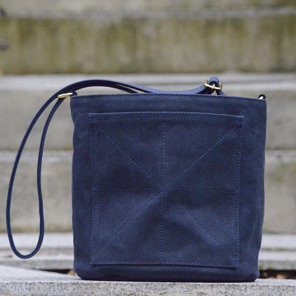 重磅厚硬帆布藏蓝色圆筒包uivy