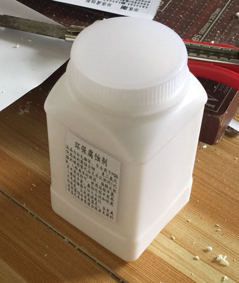 腐蚀剂蓝色瓶装电路板