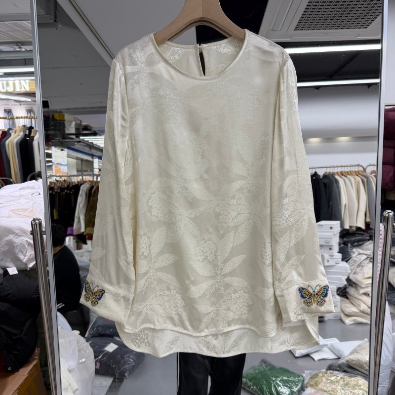 新中式女装上衣小衫2026年春装新款袖口蝴蝶刺绣提花面料洋气减龄