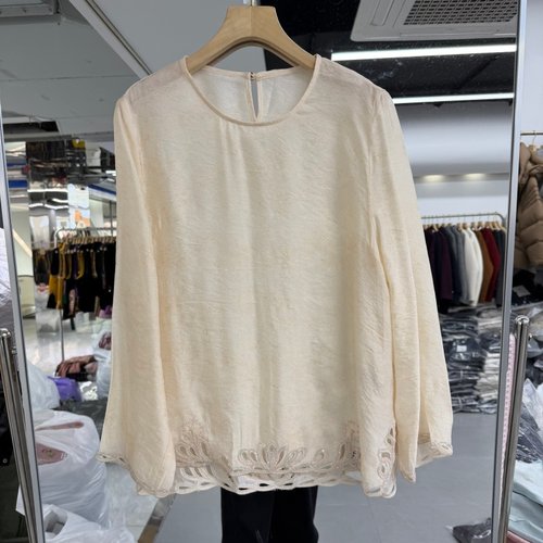 2026年春装新款流行女装新中式上衣小衫镂空蕾丝下摆圆领长袖洋气