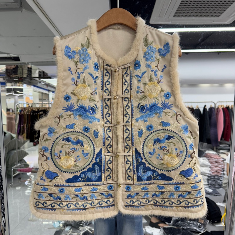 2025年秋冬新款流行女装新中式夹棉马夹背心花色刺绣水貂毛装饰潮
