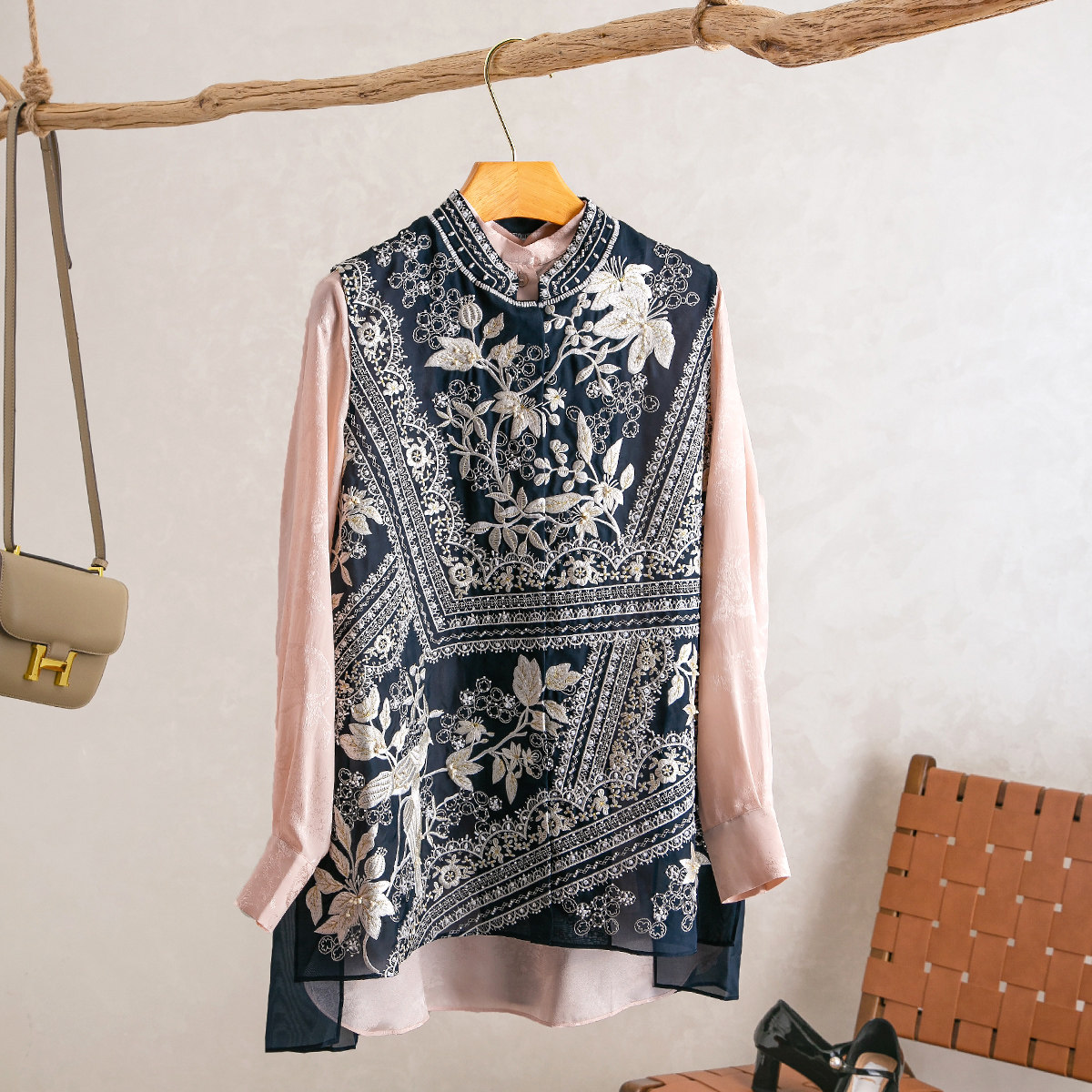 欧根纱刺绣两侧开衩无袖马甲上衣