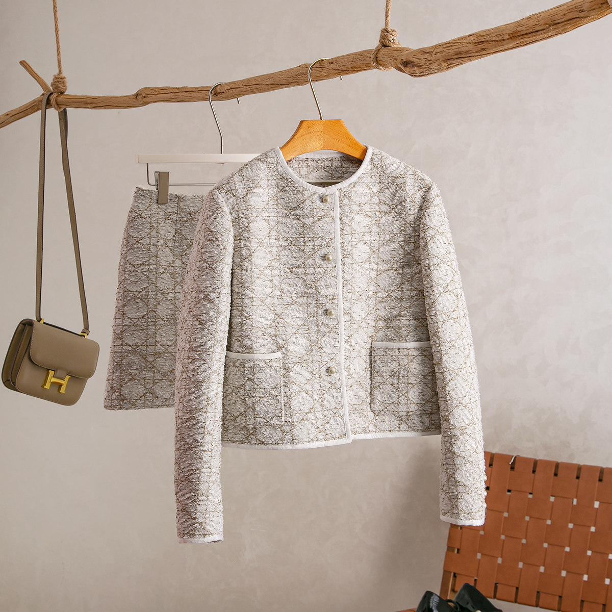 粗花呢圆领短外套+A字半裙套装