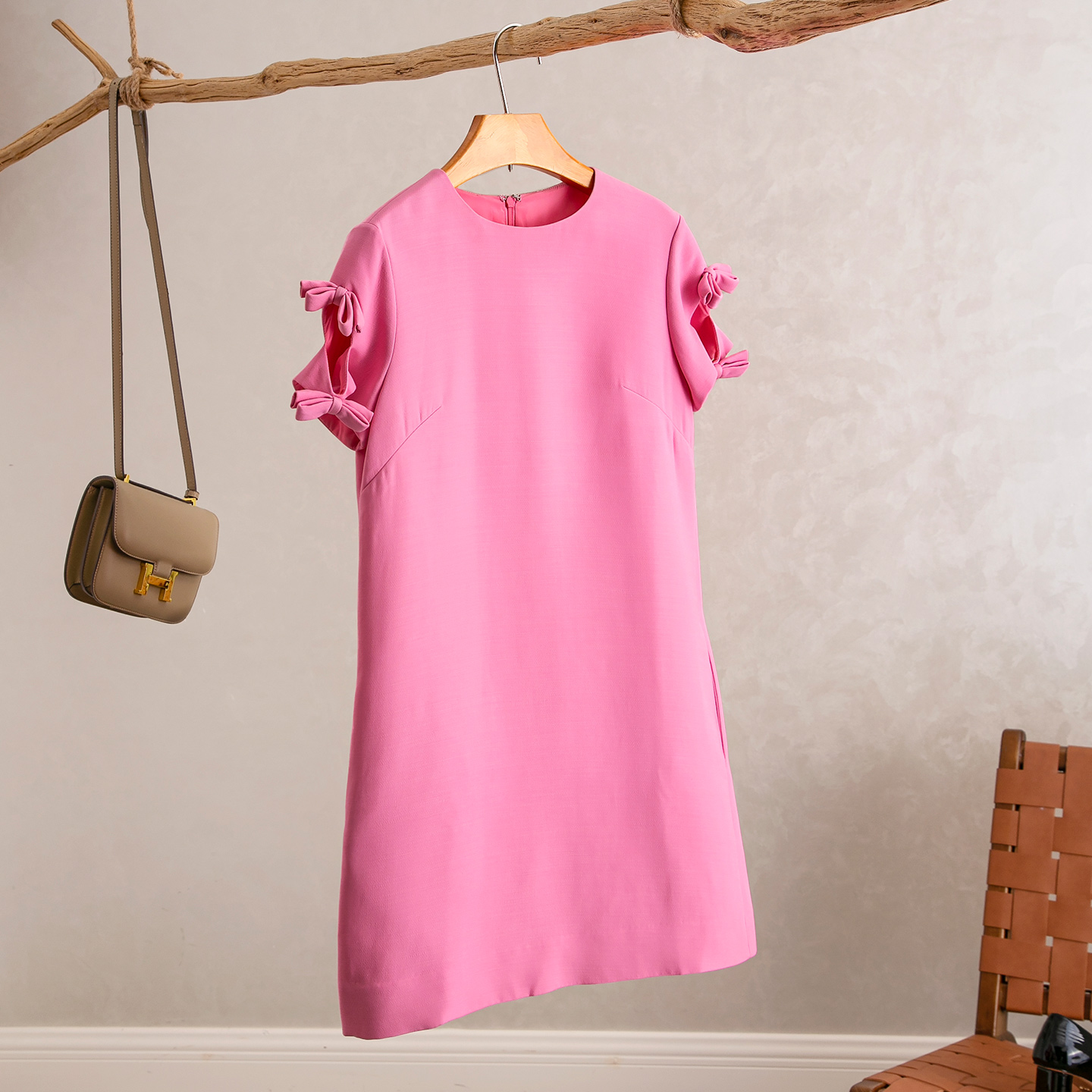 镂空蝴蝶结装饰圆领A型连衣裙