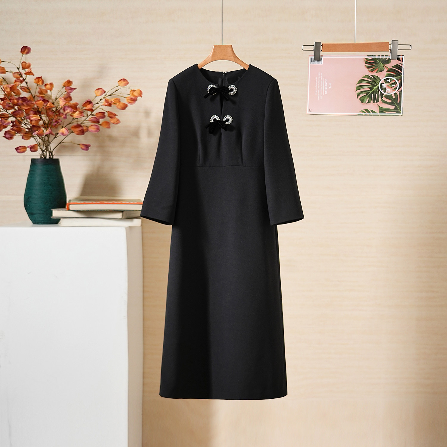 镂空钻扣装饰圆领丝羊毛连衣裙