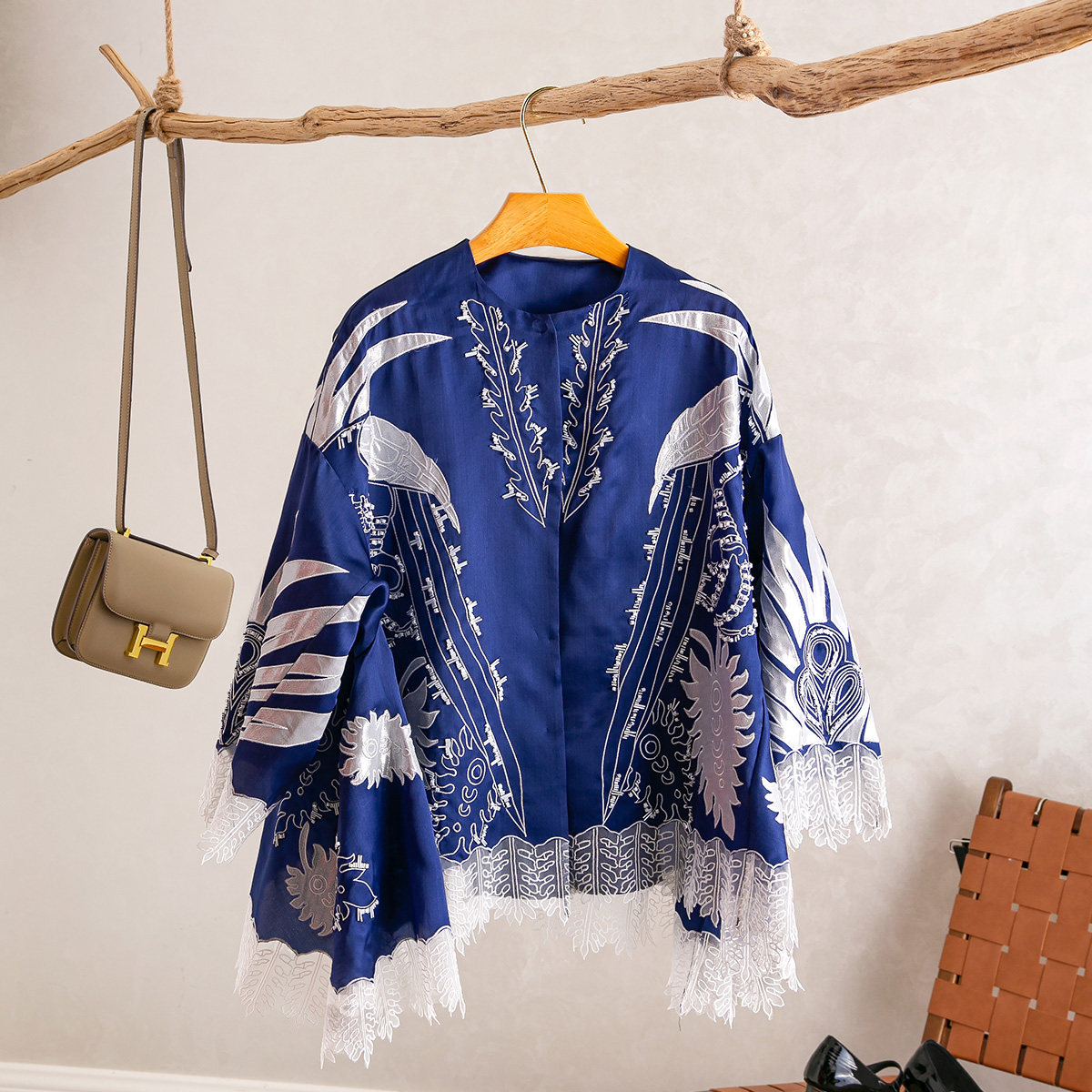 重工蕾丝刺绣钉珠圆领真丝衬衫