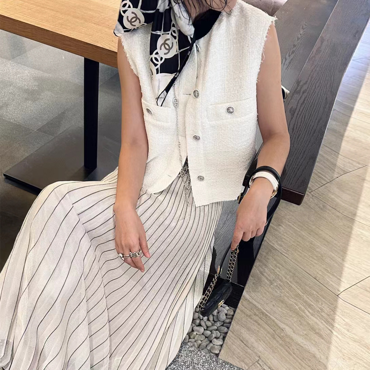 纽扣轻奢常规圆领马夹气质百搭