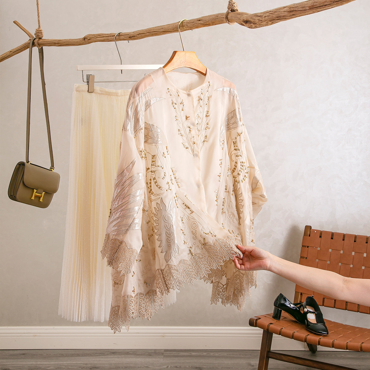 钉珠刺绣真丝欧根纱圆领宽松上衣