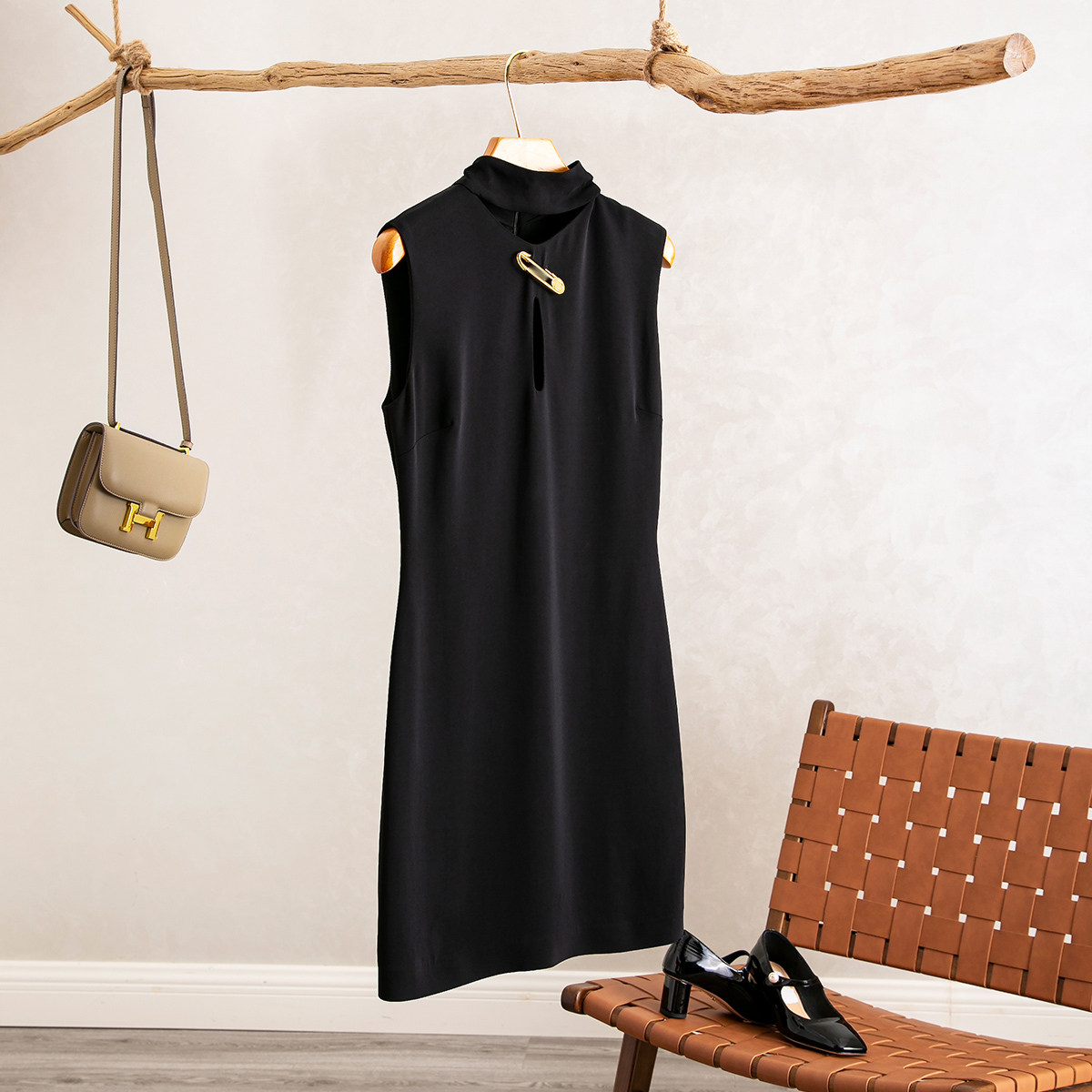 挖孔别针无袖立领优雅连衣裙