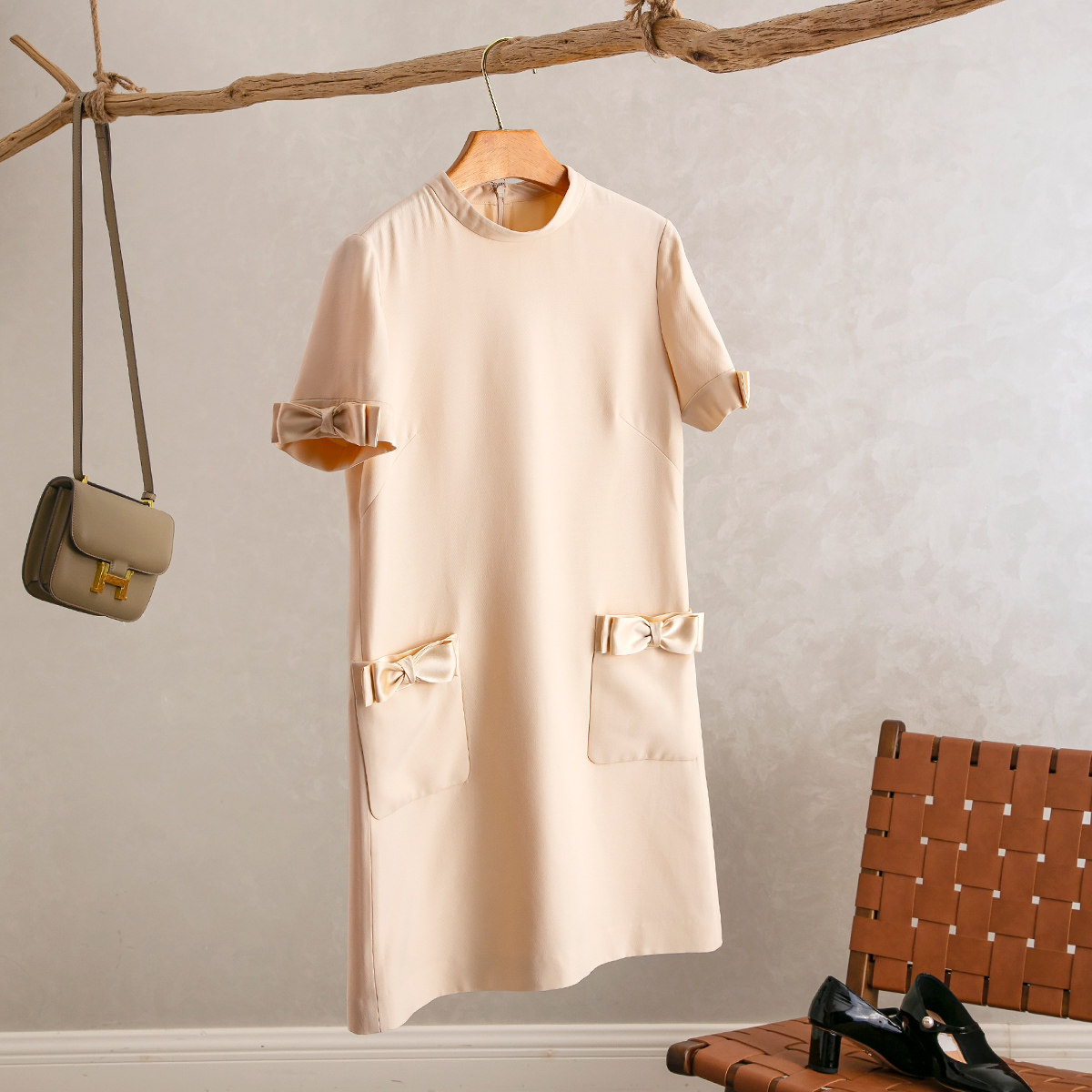 简约净版口袋蝴蝶结丝毛连衣裙