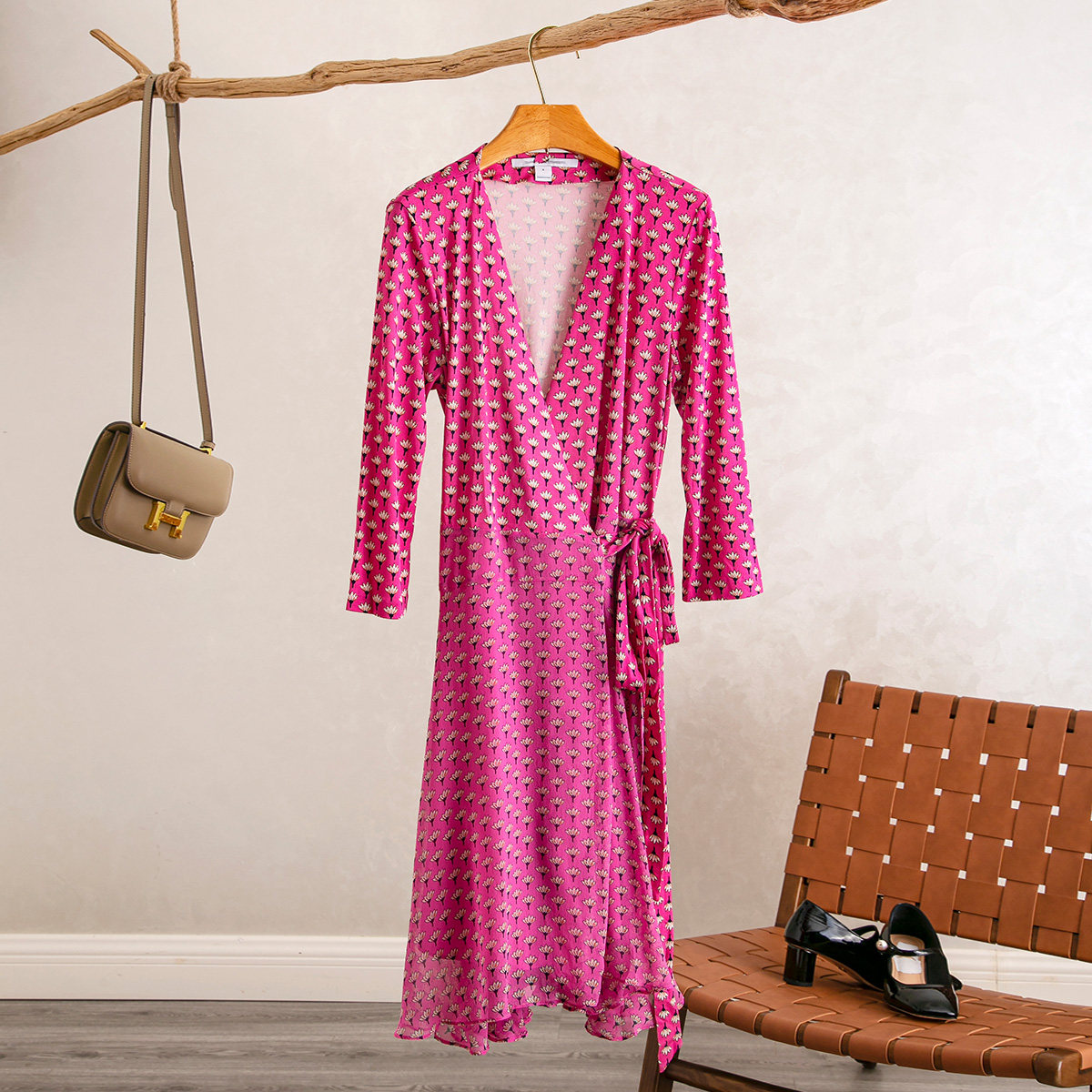 V领小雏菊印花一片式显瘦连衣裙