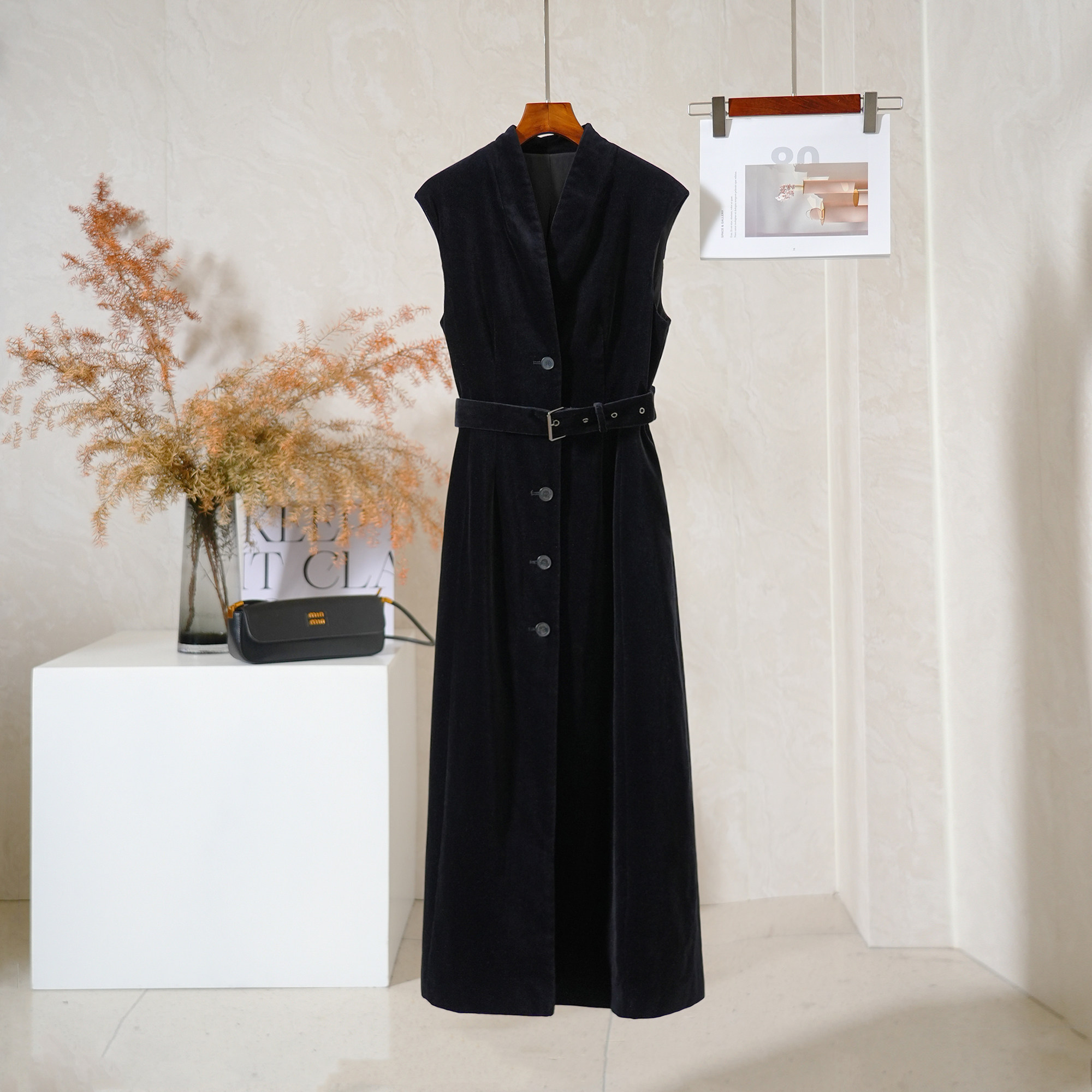 优雅V领收腰显瘦无袖丝绒连衣裙