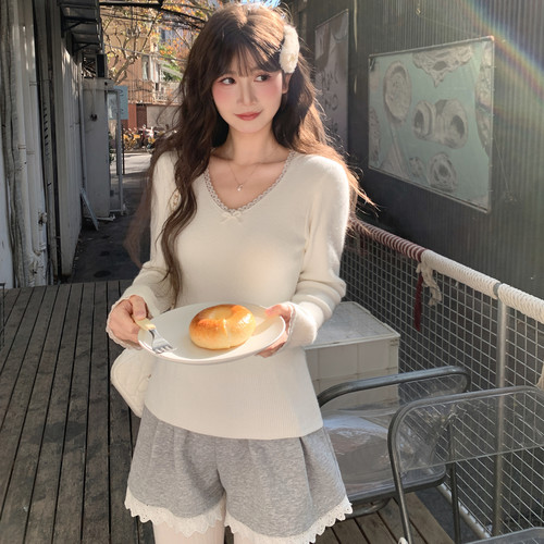 森女部落甜美白色内搭长袖T恤女春秋2026新款修身蕾丝v领打底衫冬