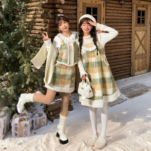 森女部落2025冬装 原创甜美格子拼色白色花边宽松背带裙闺蜜打底裙