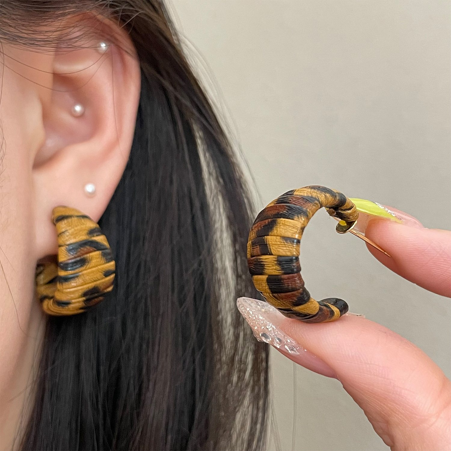 秋冬复古小C豹纹925银针时髦感缠绕圆圈耳环欧美感个性野性耳饰品