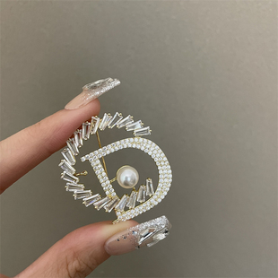 高级感微镶钻锆石CD胸针女高档精致时尚珍珠胸花西装大衣服饰别针