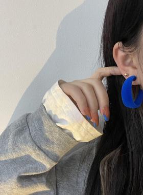 2026年秋冬新款丝绒克莱因港风蓝色C形彩色圈圈耳饰耳夹女无耳洞