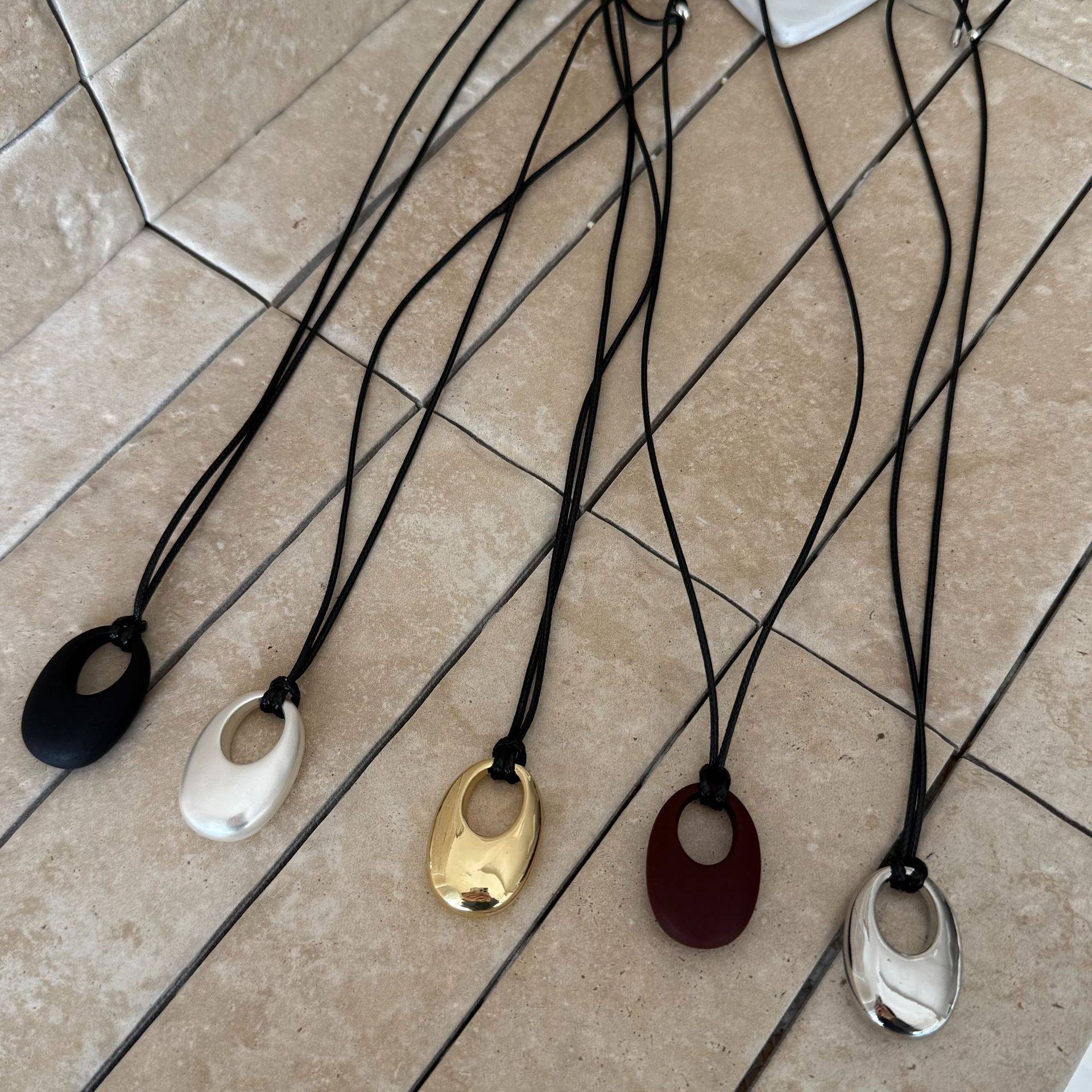 博主同款银色厚水滴吊坠女项链秋冬轻奢小众高级感黑绳长款毛衣链