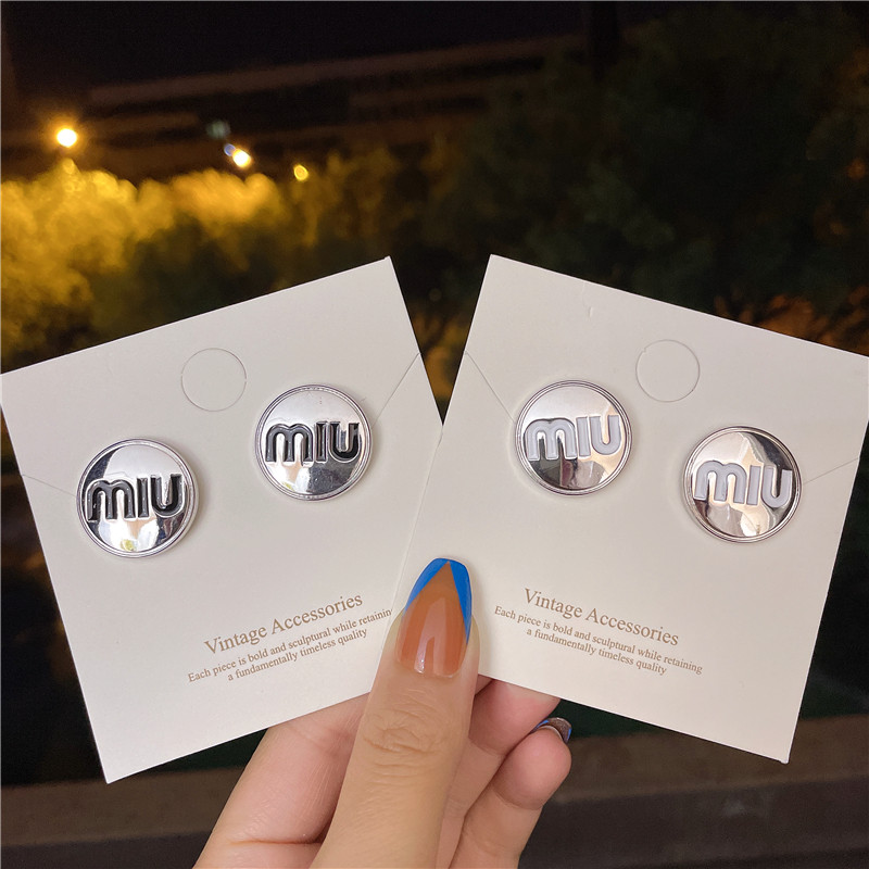 街拍感时髦金属耳钉S925银针字母圆形耳环个性嘻哈无耳洞耳夹耳饰