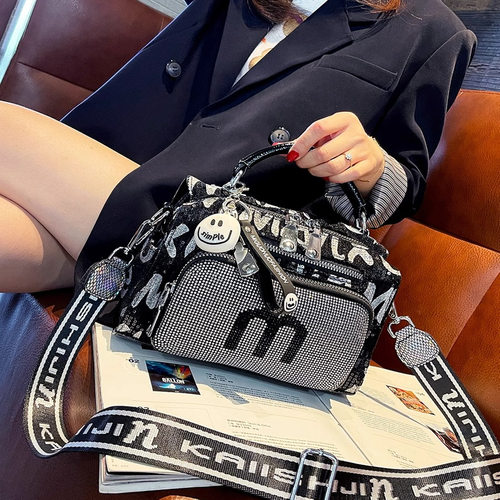 香港免税代购新款真皮手提单肩包女士百搭斜挎包横款枕头包手提包