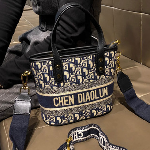 新款 香港代購(gòu) 大容量刺繡單肩包女通勤手提包牛皮水桶包單肩斜挎包