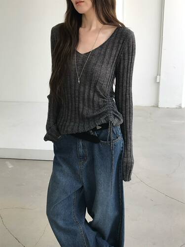 现 韩国东大门26秋季新款nuese女洋气V领纯色坑条显瘦薄款针织衫