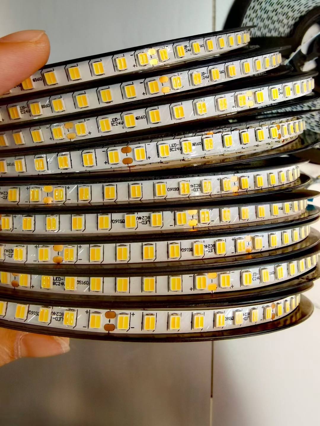 8串24v 2线双色并联灯带  1米20节 5cm一剪
