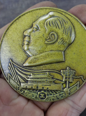 古玩收藏怀旧收藏彩绘黄铜像章红旗天安门客厅装饰摆件6CM